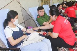 Sắc đỏ Tây Đô 'Kết nối dòng máu Việt'