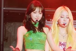 Knet m&ecirc; mẩn biểu cảm mở m&agrave;n 'BOOMBALA' của Chaewon LE SSERAFIM