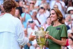 Vương phi Kate Middleton ghi điểm với giới mộ điệu trong lễ trao cúp Wimbledon