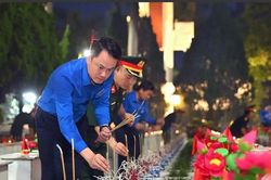 Thắp s&aacute;ng nghĩa trang liệt sĩ quốc gia Vị Xuy&ecirc;n