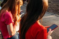 Anh thiết lập 'giờ giới nghi&ecirc;m' mạng x&atilde; hội đối với trẻ vị th&agrave;nh ni&ecirc;n