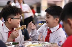 Hà Nội 'chốt' mức hỗ trợ bữa ăn bán trú cho học sinh tiểu học