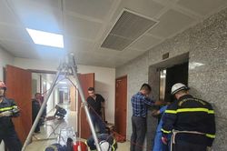 Cứu nạn thành công nhân viên bảo trì mắc kẹt dưới giếng thang máy