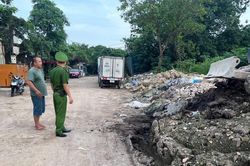 Thu gọn đất trạc, phế thải tại ng&otilde; 237 Ph&uacute; Vi&ecirc;n