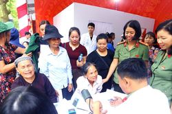 Công an Hà Nội mang tiện ích số, chăm sóc sức khỏe đến với người dân Yên Bài