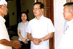 Lãnh đạo Ban Tuyên giáo và Dân vận Trung ương thăm, tặng quà người có uy tín đồng bào Chăm tại Khánh Hòa