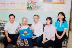 Lãnh đạo TP Hồ Chí Minh thăm, chúc thọ các Mẹ Việt Nam anh hùng
