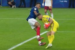 Khoảnh khắc xấu x&iacute; của Mbappe với thủ m&ocirc;n T&acirc;y Ban Nha