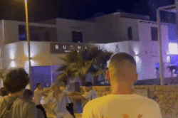 Nh&oacute;m fan Argentina v&acirc;y đ&aacute;nh CĐV Anh