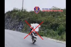 Con bốc đầu xe máy, bố bị tịch thu xe, nộp phạt 9 triệu đồng