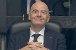 Nụ cười của chủ tịch FIFA trong ngày Tây Ban Nha hạ gục Pháp