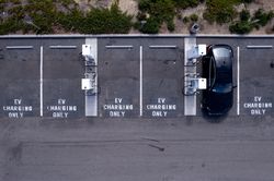 California chính thức áp dụng ưu đãi mới cho xe điện