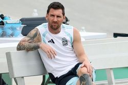 Khoảnh khắc Messi ngồi 'chill' trước trận bán kết gây sốt mạng