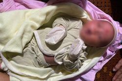 Bé trai sơ sinh bị bỏ rơi bên cống nước