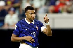 Mùa trắng tay của Mbappe