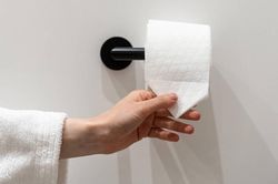Sự thật về nếp gấp hình tam giác trên giấy vệ sinh khách sạn