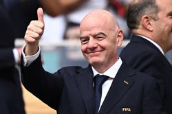 Đi chuyên cơ xem 40 trận World Cup, chủ tịch FIFA thổi bùng tranh cãi