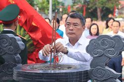 Thủ tướng dâng hương tưởng niệm các Anh hùng liệt sĩ tại Lạng Sơn