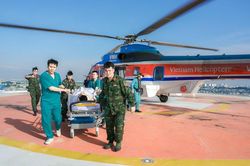 Trực thăng bay xuy&ecirc;n đ&ecirc;m đưa bệnh nh&acirc;n từ Trường Sa về đất liền điều trị kịp thời