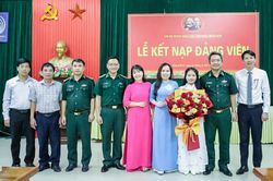 Gieo 'hạt giống đỏ' cho ng&agrave;y mai: B&agrave;i 2 - Một c&aacute;nh tay giơ l&ecirc;n