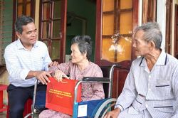 Quảng Ng&atilde;i chăm lo người c&oacute; c&ocirc;ng bằng những việc l&agrave;m thiết thực