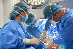 Tăng gấp đ&ocirc;i phụ cấp phẫu thuật, thủ thuật cho nh&acirc;n vi&ecirc;n y tế từ ng&agrave;y 15/7