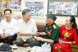 Tổng Bí thư, Chủ tịch nước đến thăm và tặng quà gia đình ông Trần Xuân Hán