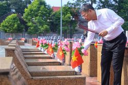 Thủ tướng dâng hương tưởng niệm các Anh hùng liệt sĩ và tặng quà người có công tại Lạng Sơn