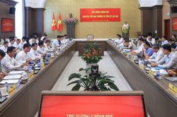 Tiếp tục tinh gọn bộ m&aacute;y; sắp xếp cơ sở y tế, gi&aacute;o dục; r&agrave; so&aacute;t, bố tr&iacute;, sắp xếp đội ngũ c&aacute;n bộ, nhất l&agrave; cấp cơ sở