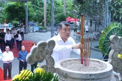 Thủ tướng Lê Minh Hưng dâng hương tại Nghĩa trang liệt sĩ quốc gia Vị Xuyên (Tuyên Quang)