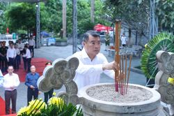 Thủ tướng Lê Minh Hưng dâng hương tại Nghĩa trang liệt sĩ quốc gia Vị Xuyên (Tuyên Quang)