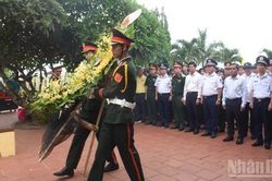 Cảnh s&aacute;t biển Việt Nam tổ chức nhiều hoạt động &yacute; nghĩa với ngư d&acirc;n đặc khu L&yacute; Sơn