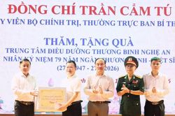 Thường trực Ban B&iacute; thư Trần Cẩm T&uacute; thăm v&agrave; tặng qu&agrave; Trung t&acirc;m điều dưỡng thương binh Nghệ An