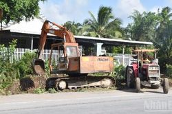 Nhiều hộ dân lấy đất, cát trong phạm vi dự án đang triển khai ở Đồng Tháp