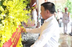 Thường trực Ban B&iacute; thư Trần Cẩm T&uacute; d&acirc;ng hương tưởng niệm Chủ tịch Hồ Ch&iacute; Minh v&agrave; tri &acirc;n c&aacute;c Anh h&ugrave;ng liệt sĩ