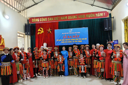 Giữ nghề đan thêu của người Dao đỏ