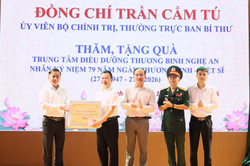 Thường trực Ban B&iacute; thư Trần Cẩm T&uacute; thăm, tặng qu&agrave; tại Trung t&acirc;m Điều dưỡng thương binh Nghệ An