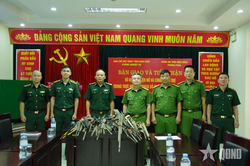 Điện Bi&ecirc;n: B&agrave;n giao 39 vũ kh&iacute;, vật liệu nổ v&agrave; c&ocirc;ng cụ hỗ trợ