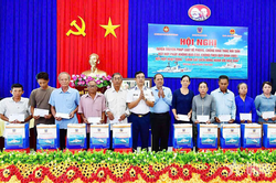 Bộ tư lệnh V&ugrave;ng Cảnh s&aacute;t biển 3 đồng h&agrave;nh với ngư d&acirc;n Vĩnh Long
