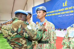Chiến sĩ mũ nồi xanh Việt Nam ở Abyei vinh dự đ&oacute;n nhận Huy chương V&igrave; sự nghiệp g&igrave;n giữ h&ograve;a b&igrave;nh Li&ecirc;n hợp quốc