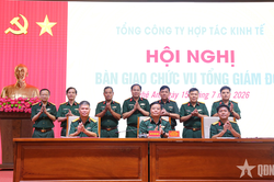 B&agrave;n giao chức vụ Tổng gi&aacute;m đốc Tổng c&ocirc;ng ty Hợp t&aacute;c kinh tế (Qu&acirc;n khu 4)
