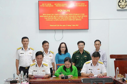 B&agrave;n giao c&aacute;c ch&aacute;u l&agrave; con ngư d&acirc;n c&oacute; ho&agrave;n cảnh kh&oacute; khăn để tiếp tục đỡ đầu
