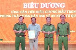 Công an phường Hải Vân trao Thư khen cho công dân trao trả gần 120 triệu đồng do người khác chuyển nhầm