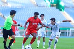 Thầy trò HLV Kim Sang-sik về nước sau hat-trick trên đất Hàn