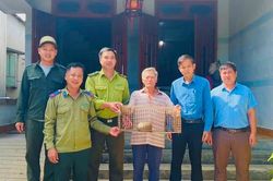 Giải cứu tê tê mắc lưới