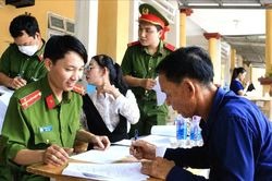 Những tờ giấy b&aacute;o tử v&agrave; h&agrave;nh tr&igrave;nh t&igrave;m lại người th&acirc;n bằng ADN
