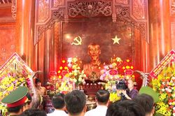 Thường trực Ban B&iacute; thư d&acirc;ng hương tưởng niệm Chủ tịch Hồ Ch&iacute; Minh v&agrave; tri &acirc;n c&aacute;c anh h&ugrave;ng liệt sĩ tại Nghệ An, H&agrave; Tĩnh
