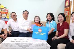 Đồng ch&iacute; Nguyễn Phước Lộc thăm, tri &acirc;n Mẹ Việt Nam Anh h&ugrave;ng