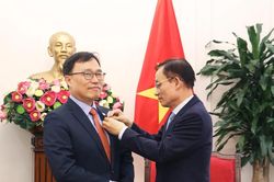 Trao Kỷ niệm chương 'V&igrave; sự nghiệp ngoại giao Việt Nam' cho Đại sứ H&agrave;n Quốc
