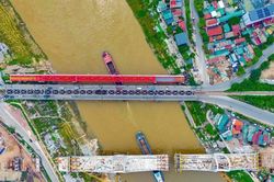 [GALLERY] Hai thế hệ cầu Đuống song h&agrave;nh trước cuộc chuyển giao lịch sử